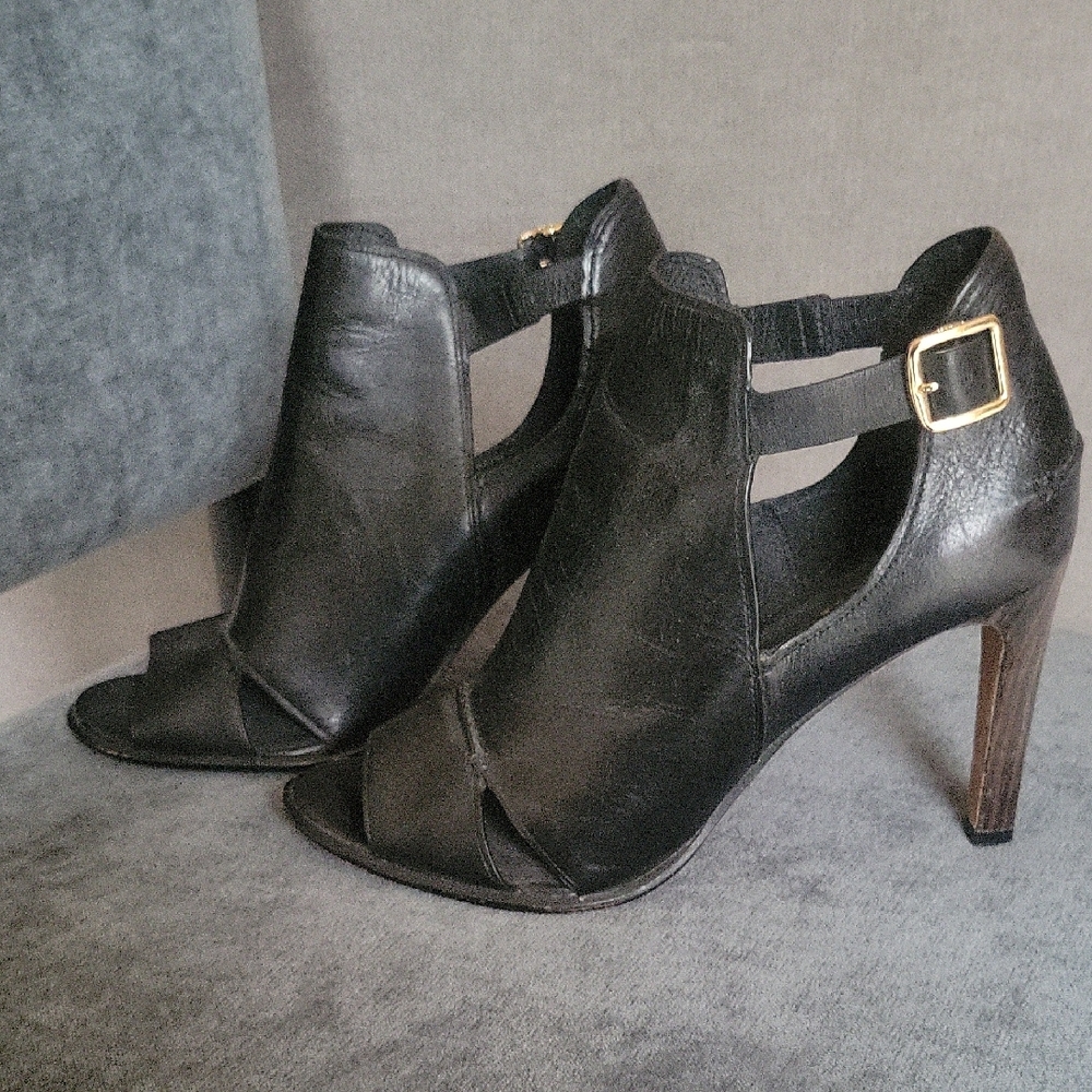 Elegant Black Heeled Sandals